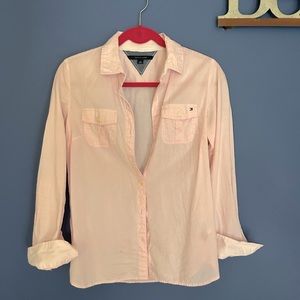 Tommy Hilfiger fitted pink button down w/ pinstripe detail inside collar,cuffs